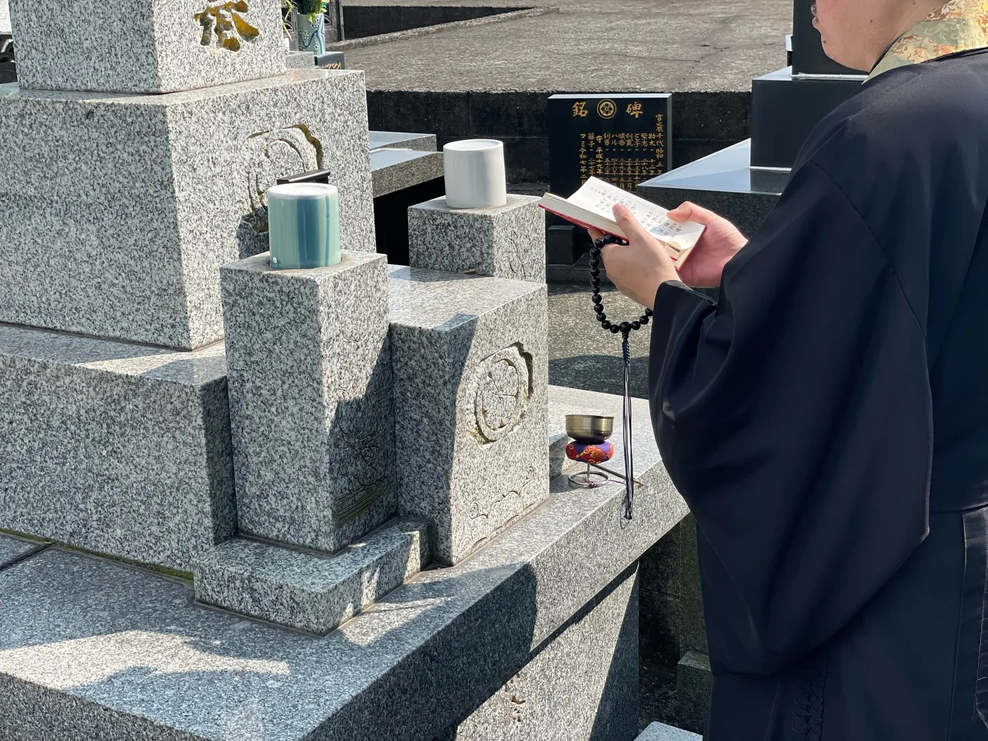 お墓の閉眼供養及び、解体撤去工事の様子です。