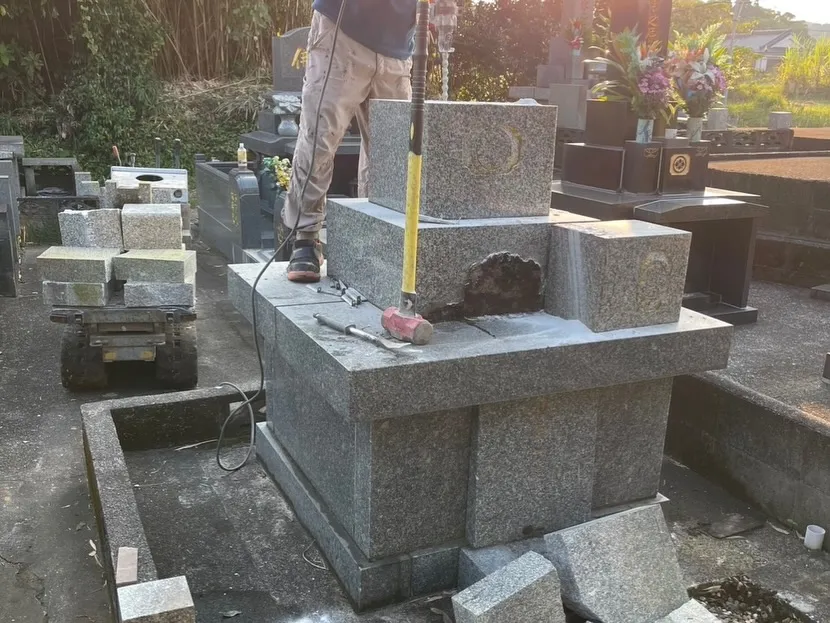 お墓の閉眼供養及び、解体撤去工事の様子です。