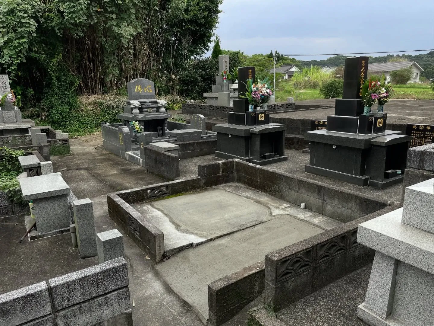 お墓の閉眼供養及び、解体撤去工事の様子です。